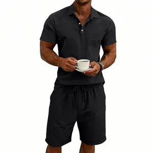 Détail de l'ensemble polo en lin noir pour homme avec short décontracté assorti
