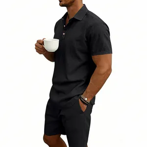 Vue détaillée montrant la texture du lin de cet ensemble polo et short noir pour homme