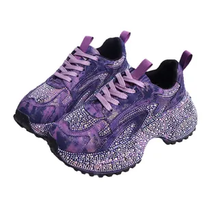 Trendige lila Denim-Chunky-Sneaker für Damen mit funkelndem Strassstein-Besatz