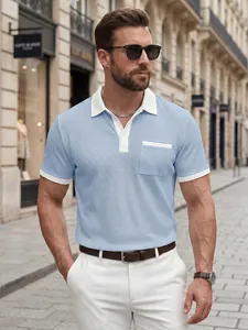 Vue détaillée du polo bleu clair en maille gaufrée pour homme avec col blanc contrasté