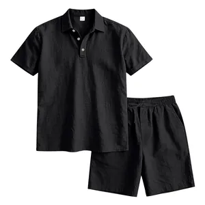 Détail de la texture en lin respirant du polo noir et de l'ensemble de shorts à cordon assorti.