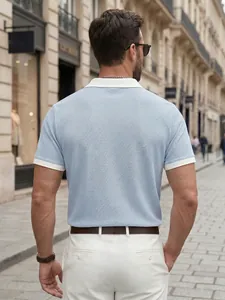 Vue arrière d'un polo bleu clair en maille gaufrée avec des détails blancs