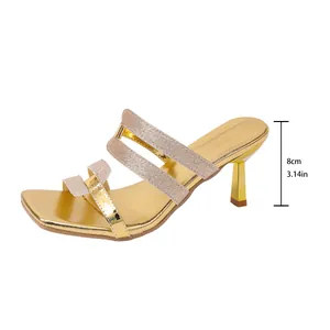 Elegante goldene Pantolette mit Glitzerriemen und 8 cm hohem Pfennigabsatz für Damen