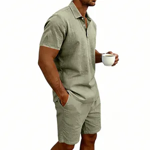 Vue détaillée montrant la texture de l'ensemble polo et short en lin vert sauge
