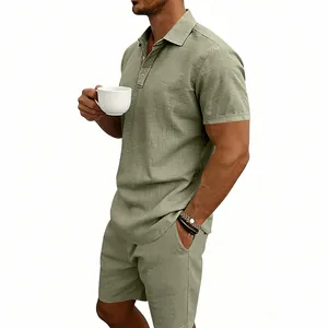Vue détaillée de l'ensemble polo et short en lin vert sauge pour hommes en été