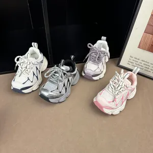 Vue de groupe de quatre couleurs de baskets chunky en mesh pour enfants en studio moderne