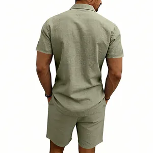 Vue arrière de l'ensemble chemise en lin vert sauge et short assorti pour homme