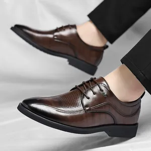 Élégantes chaussures richelieu en cuir marron pour homme pour le bureau et le style anglais