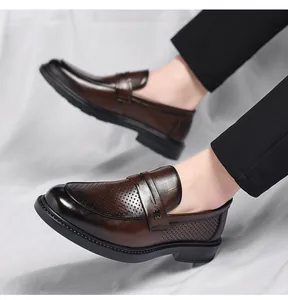 Λεπτομερής όψη καφέ διάτρητων δερμάτινων loafers για άνδρες σε στυλ business casual
