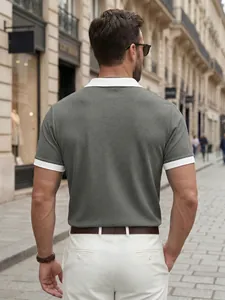 Vue arrière d'un polo gris en maille gaufrée pour homme avec col et poignets blancs