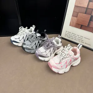 Vue détaillée de baskets en maille pour enfants en quatre options de couleurs chic
