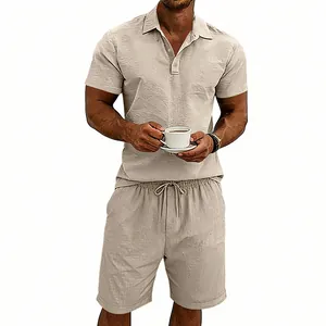 Vue détaillée de l'ensemble polo à manches courtes et short en lin pour homme kaki