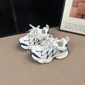 Détail de baskets en mesh blanc et bleu pour enfants avec semelle épaisse