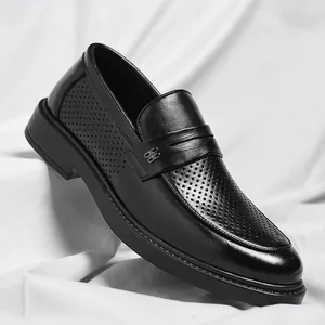 Elegantes mocasines de cuero negro perforado para hombre con diseño slip-on clásico de negocios