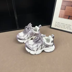 Détail des chaussures de sport respirantes pour enfants en lavande et blanc