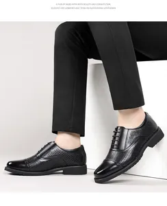 Vue détaillée de chaussures de ville élégantes en cuir perforé noir au design classique