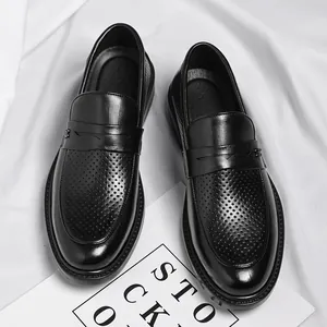 Mocassins en cuir noir classique pour hommes avec détails perforés sur le bout
