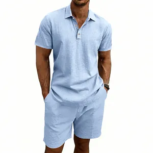 Détail de l'ensemble d'été en lin bleu clair avec polo et short assorti pour hommes