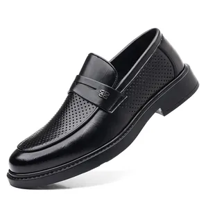 Mocassins en cuir perforé noir respirant pour hommes avec boucle décorative