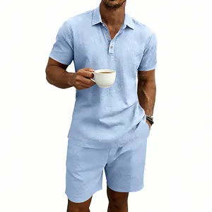 Détail de l'ensemble d'été en lin bleu clair pour hommes avec polo et short décontracté