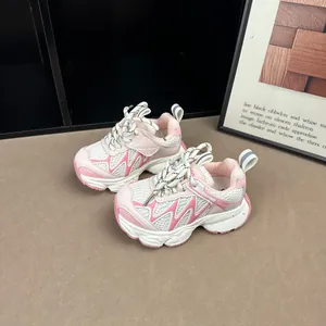 Gros plan sur des baskets en mesh rose et blanc pour enfants avec des semelles épaisses