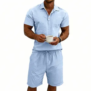 Détail de l'ensemble polo et short en lin bleu clair pour homme, tenue d'été décontractée