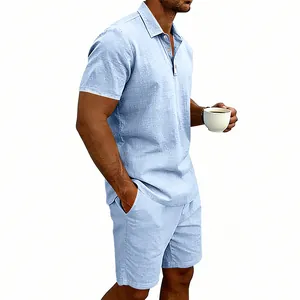 Vue détaillée de la texture en lin bleu clair sur un ensemble polo et short pour homme.