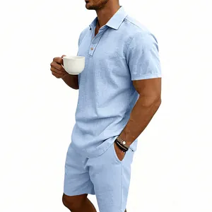 Détail d'un ensemble d'été pour homme avec chemise polo en lin bleu ciel et short assorti