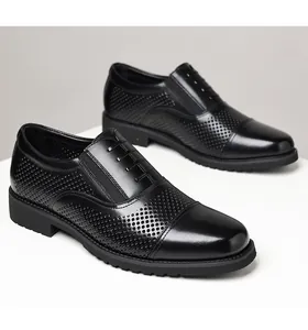 Détail de chaussures de ville en cuir noir avec bout renforcé perforé élégant