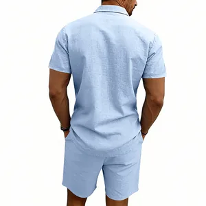 Vue arrière d'un ensemble chemise à manches courtes et short en lin bleu clair pour homme