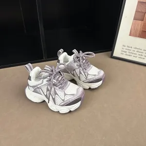 Vue détaillée de baskets compensées violettes pour enfants avec maille respirante et semelles