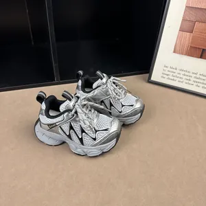Vue latérale détaillée des baskets chunky respirantes en mesh argenté pour les enfants