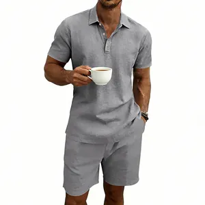 Gros plan sur un ensemble polo et short en lin gris pour homme, style décontracté.
