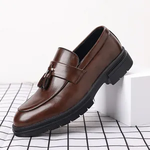 Vue détaillée de mocassins en cuir marron avec glands et semelles épaisses en caoutchouc