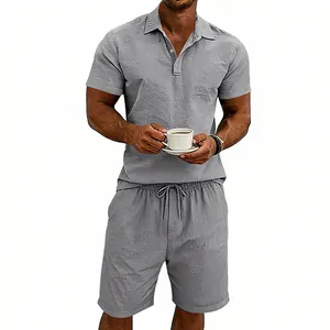 Vue détaillée de l'ensemble d'été en lin gris avec polo et short de haute qualité