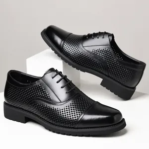 Chaussures Oxford classiques en cuir noir pour hommes avec détails perforés et lacets