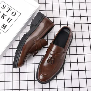Gros plan de mocassins à glands en cuir marron avec de robustes semelles épaisses