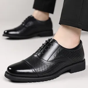 Chaussures Oxford classiques en cuir noir pour hommes avec détails perforés élégants