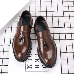 Vue détaillée de mocassins à glands en cuir marron avec finition lisse