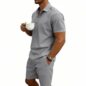 Vue détaillée de l'ensemble polo et short en lin gris pour homme, style vacances d'été.