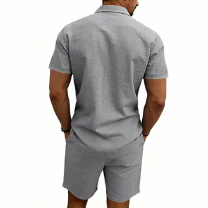 Vue arrière d'un ensemble d'été gris en lin avec chemise à manches courtes et short