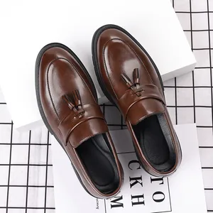 Détail de mocassins à glands en cuir marron avec un design décoratif à enfiler pour hommes