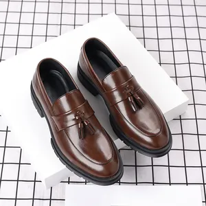 Vue détaillée de mocassins à glands en cuir marron avec semelles antidérapantes.
