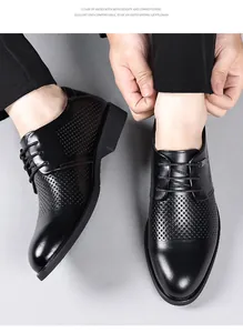Dettaglio ravvicinato di scarpe eleganti in pelle nera traforata da uomo d'affari