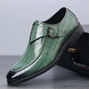 Detailopname van een groene monkstrap loafer met krokodillenpatroon en een gesp