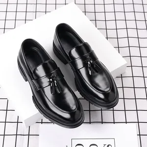 Vue détaillée de mocassins en cuir noir pour hommes avec un design élégant à double glands