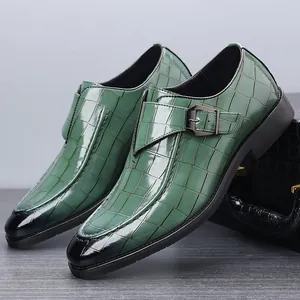 Gedetailleerde weergave van groene loafers met krokodillenpatroon en gespsluiting