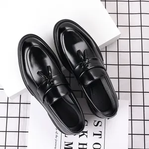 Vue détaillée de mocassins en cuir noir avec glands pour tenue de ville décontractée chic.