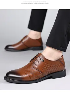 Vista dettagliata di eleganti scarpe stringate da uomo in pelle marrone traforata con sfumatura