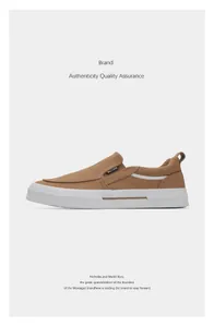 Μινιμαλιστικά καφέ πάνινα ανδρικά slip-on loafers με άνετη και κομψή λευκή σόλα.